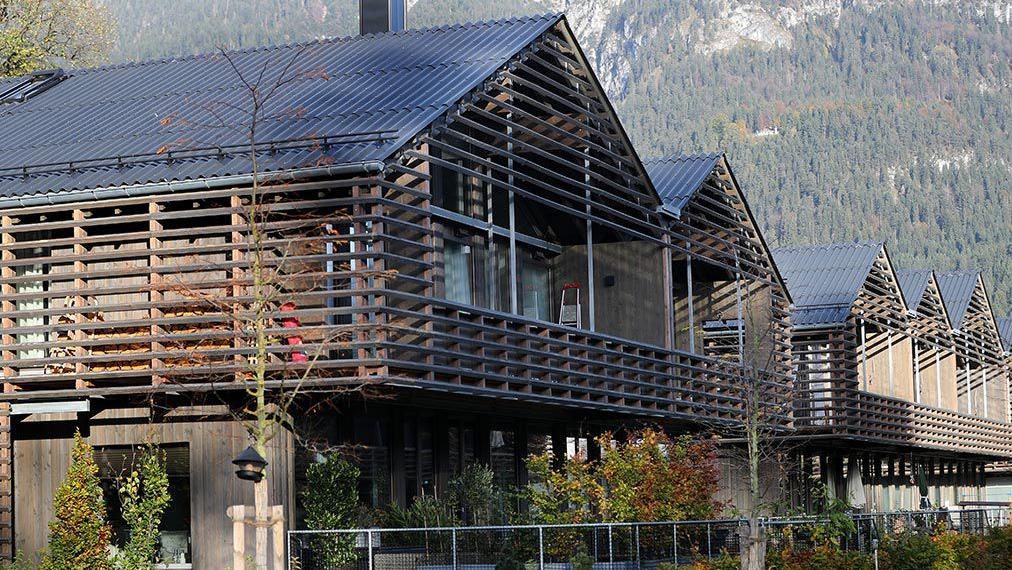 Holzhaussiedlung mit Bergen im Hintergrund